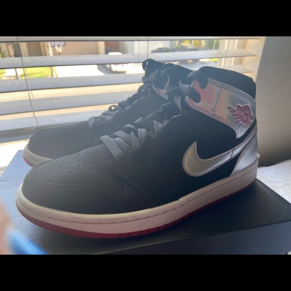 Jordan 1 Mids - Picture 3 of 7